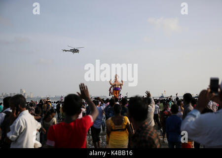 Mumbai, India. 05th Sep, 2017. Devotees carry idol of hindu god ganesha into the arabian sea on the 10th day of the ganesh utsav festival in Mumbai, India. Credit: Chirag Wakaskar/Alamy Live News Stock Photo