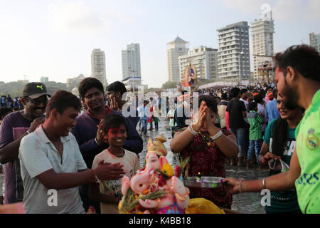 Mumbai, India. 05th Sep, 2017. Devotees pray to idol of hindu god ganesha into the arabian sea on the 10th day of the ganesh utsav festival in Mumbai, India. Credit: Chirag Wakaskar/Alamy Live News Stock Photo