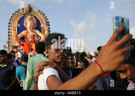 Mumbai, India. 05th Sep, 2017. Devotees carry idol of hindu god ganesha into the arabian sea on the 10th day of the ganesh utsav festival on 5th September 2017 in Mumbai, India. Credit: Chirag Wakaskar/Alamy Live News Stock Photo