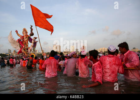 Mumbai, India. 05th Sep, 2017. Devotees carry idol of hindu god ganesha into the arabian sea on the 10th day of the ganesh utsav festival on 5th September 2017 in Mumbai, India. Credit: Chirag Wakaskar/Alamy Live News Stock Photo