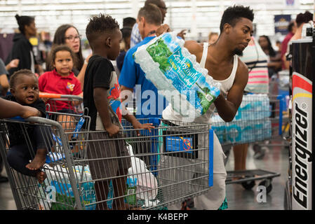 Fort Lauderdale, Florida, USA. 5th Sep, 2017. Residents of south Florida stock up with water at Walmart in Fort Lauderdale in preperation for hurricane Irma. Florida Governor, Rick Scott, declared a state of emergency for all counties in Florida on Monday, in enticipation of possible impact of category five Hurricane Irma later this week. Credit: Orit Ben-Ezzer/ZUMA Wire/Alamy Live News Stock Photo