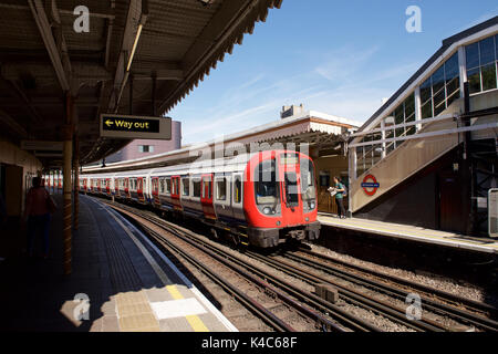 Hammersmith & City line train at Westbourne Park Underground station in London Stock Photo