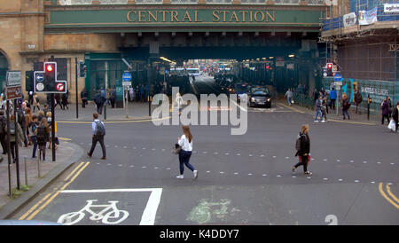 'central station' pollution hotspot  Hielanman's Umbrella Highlanders umbrella argyle and hope street Glasgow red traffic light Stock Photo