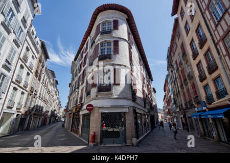 Old building with a round corner separating rue Victor Hugo from rue port de castets (Bayonne, France). Stock Photo