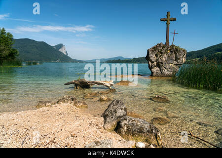 Kreuzstein im Mondsee, Salzkammergut,  Österreich  |  Cross on a rock, lake Mondsee, Salzkammergut region, Austria Stock Photo