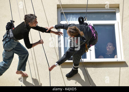 French aerial performers Clairière Urbaine on Wiltshire House, Kemp Town rehearsals for the Brighton Festival. The high altitude performance was set t Stock Photo