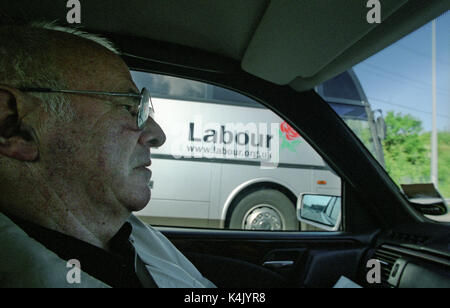 Clive James on the British election 2001 trail. Following the labour Prime Minister Tony Blair on the 2001 campaign trail with writer Clive James. 2001. Stock Photo