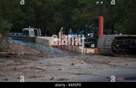 Beaumont, Texas USA  Sept. 5, 2017:  Temporary pumps are installed at a city facility in Beaumont as the city struggles to get fresh water in the aftermath of devastating flooding caused by Hurricane Harvey that swamped the municipal water system. Credit: Bob Daemmrich/Alamy Stock Photo
