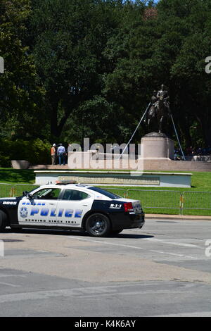 Dallas Texas Sept 6 2017: A crew prepares to remove the statue of General Robert E Lee from Lee Park. As they were figuring out how to lift the statue from it's base a district court judge issued a temporary restraining order preventing the city council, which voted 13-1 that morning, from immediately removing the statue and placing it into storage. Sept 14 2017: After several court and logistics delays the statue of Robert E Lee was removed on Sept 14th and placed onto a storage facility. Credit: D Guest Smith/Alamy Live News Stock Photo