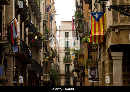 Barcelona, Spain. 06th Sep, 2017. September 6, 2017 - Barcelona, Catalonia, Spain - A estelada flag (symbol of Catalan independence) hangs from a balcony in Barcelona. The Catalan Parliament has passed a law to call a referendum of independence the next first of October. The unionist forces of Catalonia and the Spanish government are frontally opposed to the referendum and consider it illegal. Credit: Jordi Boixareu/Alamy Live News Stock Photo