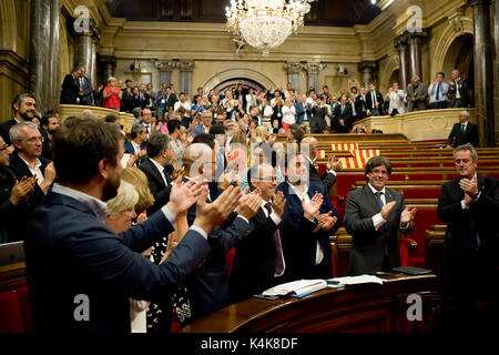 Barcelona, Spain. 06th Sep, 2017. September 6, 2017 - Barcelona, Catalonia, Spain - Pro-indepndentist members of the Catalonia Parliament celebrate at the end of the parliamentary session. The Catalan Parliament has passed a law to call a referendum of independence the next first of October. The unionist forces of Catalonia and the Spanish government are frontally opposed to the referendum and consider it illegal. Credit: Jordi Boixareu/Alamy Live News Stock Photo