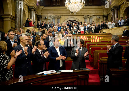 Barcelona, Spain. 06th Sep, 2017. September 6, 2017 - Barcelona, Catalonia, Spain - Pro-indepndentist members of the Catalonia Parliament celebrate at the end of the parliamentary session. The Catalan Parliament has passed a law to call a referendum of independence the next first of October. The unionist forces of Catalonia and the Spanish government are frontally opposed to the referendum and consider it illegal. Credit: Jordi Boixareu/Alamy Live News Stock Photo