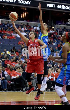 Washington, DC, USA. 6th Sep, 2017. 20170906 - Washington Mystics guard KRISTI TOLIVER (20) scores past Dallas Wings guard SKYLAR DIGGINS-SMITH (4) in the first half of a first-round game in the WNBA playoffs at Capital One Arena in Washington. Credit: Chuck Myers/ZUMA Wire/Alamy Live News Stock Photo