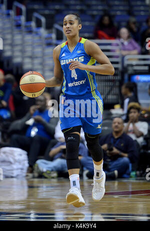 Washington, DC, USA. 6th Sep, 2017. 20170906 - Dallas Wings guard SKYLAR DIGGINS-SMITH (4) dribbles up court against the Washington Mystics in the second half of a first-round game in the WNBA playoffs at Capital One Arena in Washington. Credit: Chuck Myers/ZUMA Wire/Alamy Live News Stock Photo