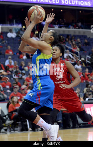 Washington, DC, USA. 6th Sep, 2017. 20170906 - Dallas Wings guard SKYLAR DIGGINS-SMITH (4) scores past Washington Mystics center KRYSTAL THOMAS (34) in the second half of a first-round game in the WNBA playoffs at Capital One Arena in Washington. Credit: Chuck Myers/ZUMA Wire/Alamy Live News Stock Photo