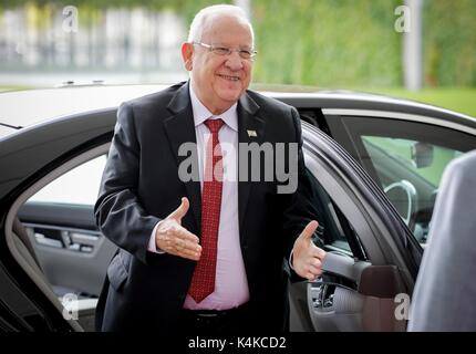 Berlin, Germany. 7th Sep, 2017. Israeli president Reuven Rivlin is recieved by German chancellor Angela Merkel (not in picture) outside the state chancellery in Berlin, Germany, 7 September 2017. Photo: Kay Nietfeld/dpa/Alamy Live News Stock Photo