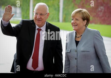 Berlin, Germany. 7th Sep, 2017. Israeli president Reuven Rivlin is recieved by German chancellor Angela Merkel outside the state chancellery in Berlin, Germany, 7 September 2017. Photo: Kay Nietfeld/dpa/Alamy Live News Stock Photo