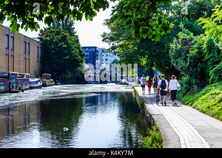 Walkers, joggers and cyclists on the towpath of Regent's Canal, Islington, London, UK Stock Photo