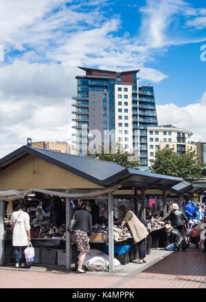 Leeds, Yorkshire, UK. Outdoor market behind Kirkgate indoor market. Stock Photo