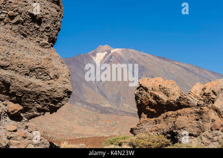 Mount Teide volcano viewed from the Roques de Garcia, Teide National Park, UNESCO World Heritage Site, Tenerife, Canary Islands, Spain, Europe Stock Photo