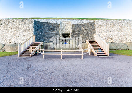 Newgrange passage tomb located in the Boyne Valley. Co. Meath in Ireland. Newgrange was built 5,200 years ago by stoneage farmers. Stock Photo