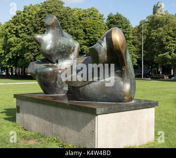 Henry Moore: Two Piece Reclining Figure: Points, bronze sculpture 1969-1970, Alte Pinakothek, Munich, Bavaria, Germany Stock Photo