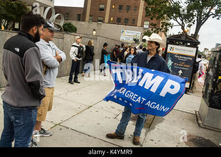 Newark, United States. 6th September, 2017. A Donald Trump supporter waves his flag in support of the removal of DACA as the crowd jeers at his display. DACA is an Obama era legislation that allows those who immigrated as children to remain in the USA on a special visa. Almost 800,000 people are under threat of deportation. Most of those threatened with deportation are students who have been living inside the country for years. Mack William Regan/Alamy Live News Stock Photo