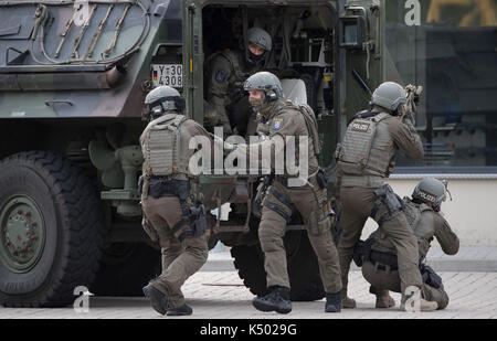 Frankfurt, Germany. 08th Sep, 2017. Members of the special elite commando SEK of the police simulate a terrorist attack in Frankfurt am Main, Germany, 8 September 2017. The special commando forces were equipped with new weapons and vehicles. Photo: Boris Roessler/dpa Credit: dpa picture alliance/Alamy Live News Stock Photo