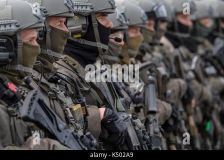 Frankfurt, Germany. 08th Sep, 2017. Members of the special elite commando SEK of the police simulate a terrorist attack in Frankfurt am Main, Germany, 8 September 2017. The special commando forces were equipped with new weapons and vehicles. Photo: Boris Roessler/dpa Credit: dpa picture alliance/Alamy Live News Stock Photo