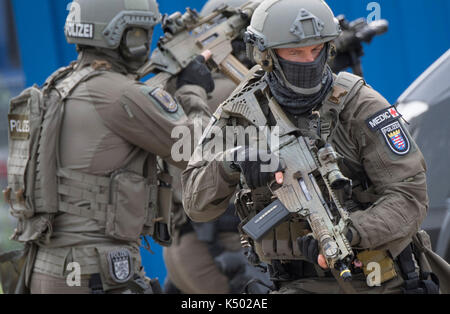 Frankfurt, Germany. 08th Sep, 2017. Members of the special elite commando SEK of the police simulate a terrorist attack in Frankfurt am Main, Germany, 8 September 2017. The special commando forces were equipped with new weapons and vehicles. Photo: Boris Roessler/dpa Credit: dpa picture alliance/Alamy Live News Stock Photo