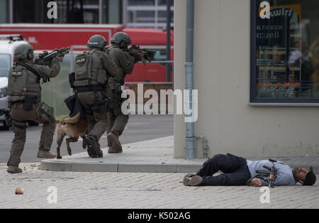 Frankfurt, Germany. 08th Sep, 2017. Members of the special elite commando SEK of the police simulate a terrorist attack in Frankfurt am Main, Germany, 8 September 2017. The special commando forces were equipped with new weapons and vehicles. Photo: Boris Roessler/dpa Credit: dpa picture alliance/Alamy Live News Stock Photo