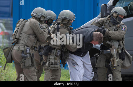 Frankfurt, Germany. 08th Sep, 2017. Members of the special elite commando SEK of the police simulate a terrorist attack in Frankfurt am Main, Germany, 8 September 2017. The special commando forces were equipped with new weapons and vehicles. Photo: Boris Roessler/dpa Credit: dpa picture alliance/Alamy Live News Stock Photo