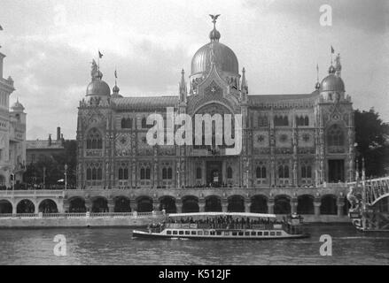 AJAXNETPHOTO. 1900. PARIS, FRANCE. - UNIVERSAL EXPOSITION - WORLD FAIR - THE PAVILLION OF ITALY ON THE BANKS OF THE SEINE WITH A TRIPPER BOAT PASSING BY.   PHOTO; AJAX VINTAGE PICTURE LIBRARY REF:()AVL FRA PARIS EXPO 1900 2 Stock Photo