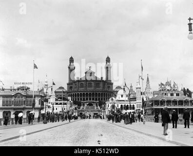 AJAXNETPHOTO. 1900. PARIS, FRANCE. - UNIVERSAL EXPOSITION - WORLD FAIR - THE PALAIS DU TROCADÉRO (CENTRE) WAS BUILT FOR THE 1878 EXPOSITION AND USED AGAIN IN 1900.   PHOTO; AJAX VINTAGE PICTURE LIBRARY REF:()AVL FRA PARIS EXPO 1900 11 Stock Photo