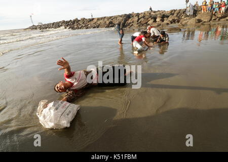 Banda Aceh, Indonesia. 07th Sep, 2017. Students in the province of Aceh, Indonesia, took a theatrical action to defend the Rohingya Muslim minority. In the action, students demonstrate Myanmar military violence against the Rohingya minority that causes them to flee to other countries. Theatrical action taking place on the seafront describes Rohingya refugees who were stranded in Aceh by mid 2015. They were rescued by Acehnese fishermen after being oscillated in the sea after an escape from their country. Credit: Abdul Hadi Firsawan/Pacific Press/Alamy Live News Stock Photo