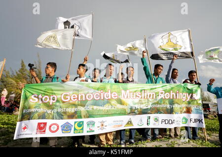 Banda Aceh, Indonesia. 07th Sep, 2017. Dozens of students in the province of Aceh, Indonesia, took a theatrical action to defend the Rohingya Muslim minority. In the action, students demonstrate Myanmar military violence against the Rohingya minority that causes them to flee to other countries. Theatrical action taking place on the seafront describes Rohingya refugees who were stranded in Aceh by mid 2015. They were rescued by Acehnese fishermen after being oscillated in the sea after an escape from their country. Credit: Abdul Hadi Firsawan/Pacific Press/Alamy Live News Stock Photo