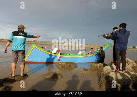 Banda Aceh, Indonesia. 07th Sep, 2017. Students in the province of Aceh, Indonesia, took a theatrical action to defend the Rohingya Muslim minority. In the action, students demonstrate Myanmar military violence against the Rohingya minority that causes them to flee to other countries. Theatrical action taking place on the seafront describes Rohingya refugees who were stranded in Aceh by mid 2015. They were rescued by Acehnese fishermen after being oscillated in the sea after an escape from their country. Credit: Abdul Hadi Firsawan/Pacific Press/Alamy Live News Stock Photo