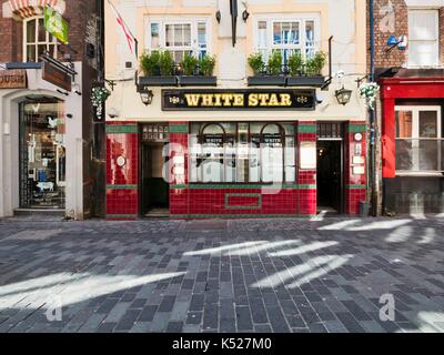 White Star Pub, Rainford Gardens, off Mathew Street, Liverpool, was frequented by the Beatles, first Manager Allan Williams and Cavern DJ Bob Wooler. Stock Photo