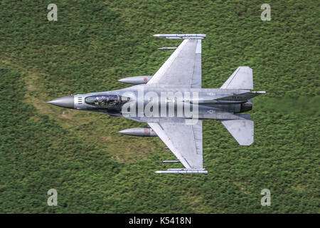 USAF F-16 low level training in the mach loop Wales Stock Photo