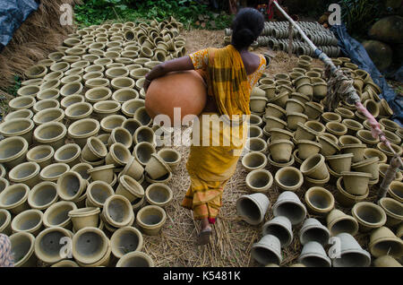 Kolkata, India. 07th Sep, 2017. A woman carrying clay pot in a pottery village on 7th September 2017 in South 24-Parganas, West Bengal, India. Credit: Avijit Ghosh/Pacific Press/Alamy Live News Stock Photo