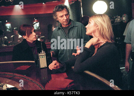 Photo Must Be Credited ©Alpha Press 070000 (2005) Director Curtis Hanson with Toni Collette as Rose and Cameron Diaz as Maggie in the movie In Her Shoes Stock Photo