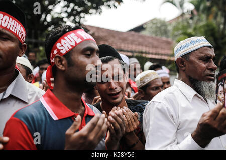 Kuala Lumpur, Malaysia. 08th Sep, 2017. Rohingya Muslims living in Malaysia prays during a protest outside the Myanmar Embassy in Kuala Lumpur, Malaysia. September 8, 2017. Credit: Ady Abd Ropha/Pacific Press/Alamy Live News