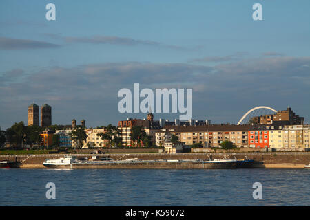 Rheinufer mit Lanxess Arena, Wohnhäusern und Binnenschiff in Deutz bei Abendsonne, Köln, Nordrhein-Westfalen, Deutschland  I Deutz and River Rhine, Co Stock Photo