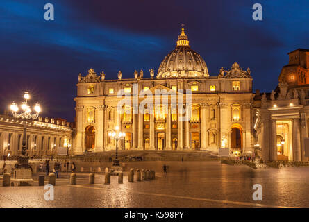 ITALY ROME THE VATICAN CITY St Peters Square and St Peters Basilica Vatican City ay night Roma Rome Lazio Italy EU Europe