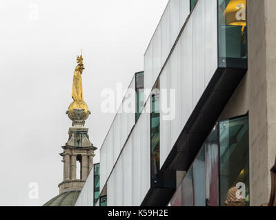 Lady Justice statue on the Old Bailey behind City of London building Stock Photo