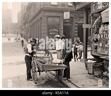 1900's NEW YORK MULBERRY STREET BEND VINTAGE CLAM SELLER  CART AND FOOD VENDOR SELLER  Mulberry Street New York City circa 1900-1906. 'Clam seller Mulberry Bend.' New York USA  Black and White image Stock Photo