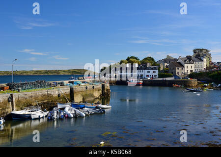 Colourful boats in Roundstone harbour in Connemara, County Galway, Republic of Ireland Stock Photo