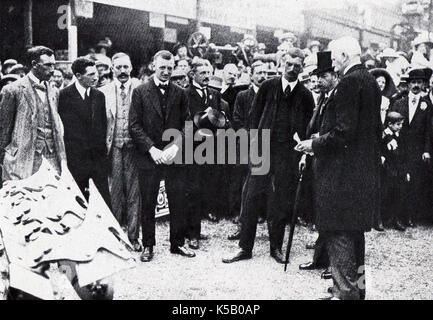 1913  Bristol Royal Show with King George the 5th of England inspecting  a mechanical digger Stock Photo