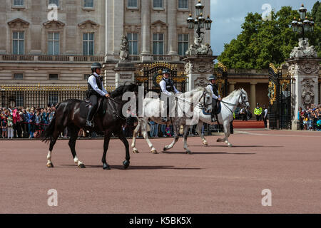 Police on horseback outside Buckingham Palace Stock Photo