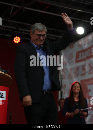 Frankfurt, Germany. 08th Sep, 2017. Bernd Riexinger waving. Credit: Alexander Pohl/Pacific Press/Alamy Live News Stock Photo